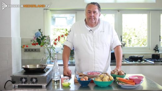 In De Keuken van Julius laat de bekende chefkok Julius Jaspers zien hoe je een eenvoudig gerecht het beste kan bereiden. Geschikt voor elke kookliefhebber.