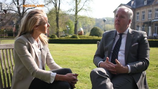 Carien Keizer gaat op bezoek bij Château St. Gerlach in Valkenburg. Ze spreekt met Camille Oostwegel over gezondheid en neemt een Peel-off gezichtsmasker.