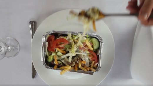 Waarom heet een kapsalon een ‘kapsalon’? We kennen allemaal de kapsalon: een bak met friet, shoarma, sla en gesmolten kaas. Waarom heet dit een ‘kapsalon’?