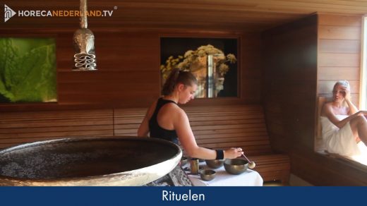 Genieten in de sauna! Carien Keizer is op bezoek bij Fontana Resort Bad Nieuweschans en neemt een kijkje naar de sauna's die het wellnesscentrum aanbiedt.