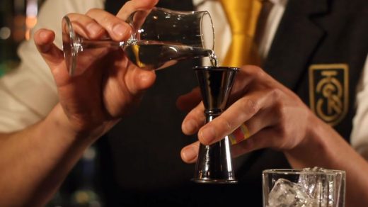 Veel mensen linken cocktails aan flessen gooien, maar bartending en flairtending verschillen. Wat is het verschil tussen bartending en flairtending?
